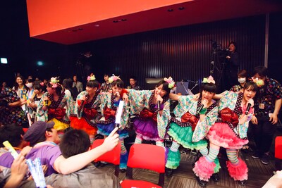 客席後方で肩を組み「でらディスコ」を歌うチームしゃちほこの6人。