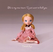 藤井隆は6月5日に約6年ぶりとなる最新シングル「She is my new town / I just want to hold you」（写真）を発表した。