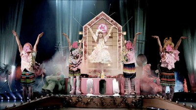 きゃりーぱみゅぱみゅ「インベーダーインベーダー」PVのワンシーン。