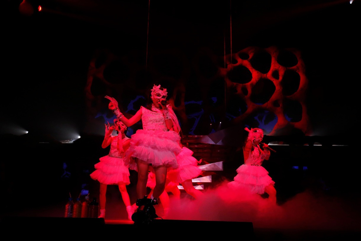 ももいろクローバーZ（写真はライブツアー「ももいろクローバーZ JAPAN TOUR 2013『5TH DIMENSION』」の様子 / 撮影：上飯坂一）