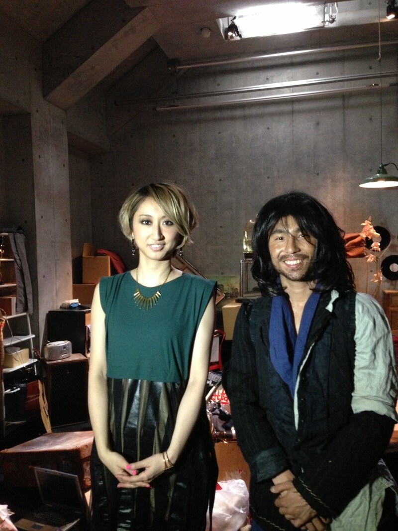 Ms.OOJA（左）と中尾明慶（右）。