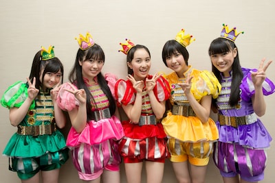 「Ozzfest Japan 2013」でのステージを終えたばかりのももいろクローバーZ。 (C)Ozzfest Japan