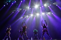 今週の人気の画像5位は「ももクロ、Ozzfestで白熱ライブ『私たちがアイドルだ！』」より、「Ozzfest Japan 2013」でライブを披露するももいろクローバーZ。 (C)Ozzfest Japan