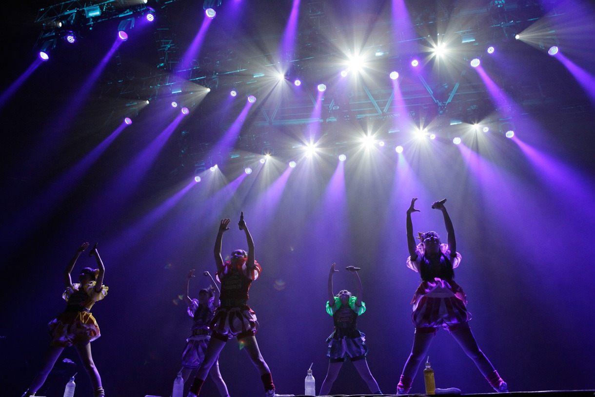 「Ozzfest Japan 2013」でライブを披露するももいろクローバーZ。 (C)Ozzfest Japan