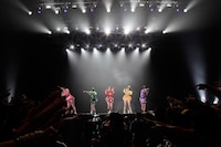 今週の人気の画像9位は「ももクロ、Ozzfestで白熱ライブ『私たちがアイドルだ！』」より、「Ozzfest Japan 2013」でライブを披露するももいろクローバーZ。 (C)Ozzfest Japan