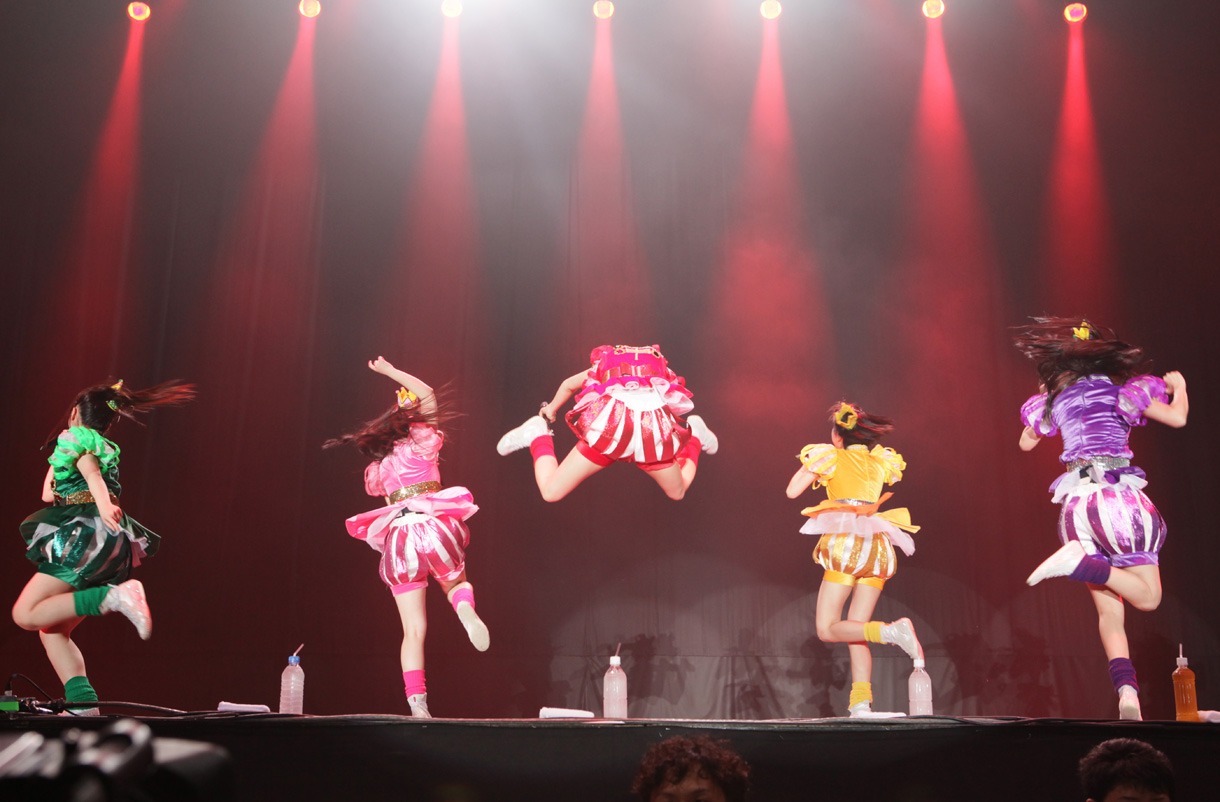 「Ozzfest Japan 2013」で披露された百田夏菜子（中央）のえびぞりジャンプ。 (C)Ozzfest Japan
