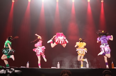 「Ozzfest Japan 2013」で披露された百田夏菜子（中央）のえびぞりジャンプ。 (C)Ozzfest Japan