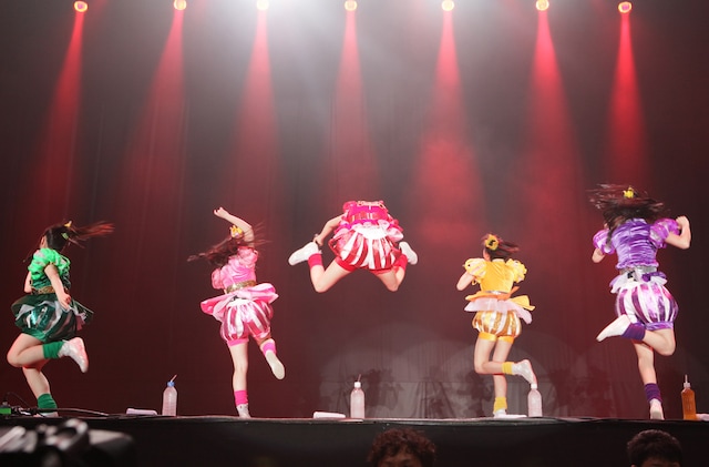 「Ozzfest Japan 2013」で披露された百田夏菜子（中央）のえびぞりジャンプ。 (C)Ozzfest Japan