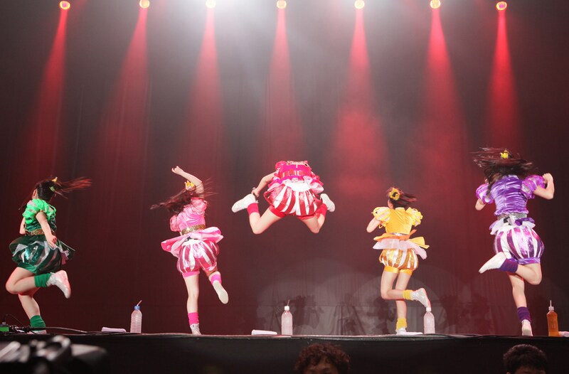 「Ozzfest Japan 2013」で披露された百田夏菜子（中央）のえびぞりジャンプ。 (C)Ozzfest Japan