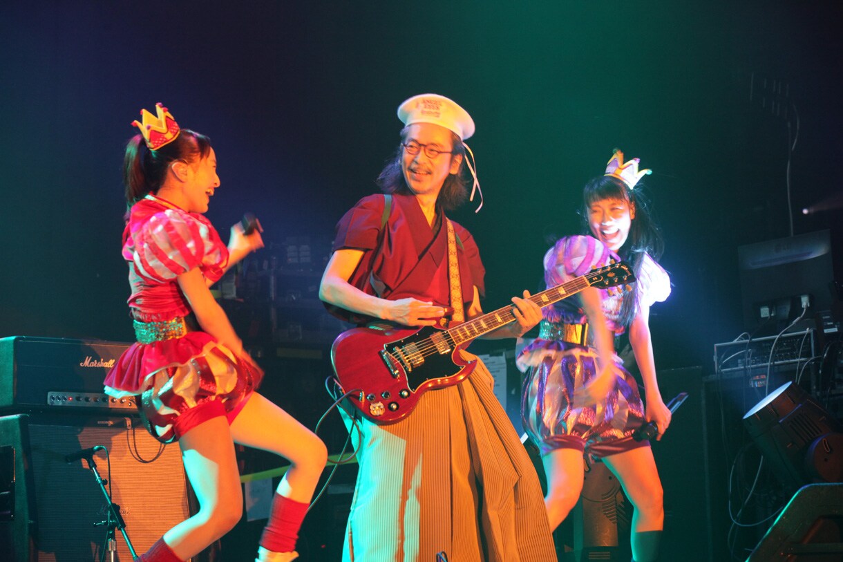 ゲスト参加でギターを弾いた人間椅子の和嶋慎治（中央）がかぶっ