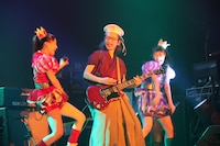 今週の人気の画像7位は「ももクロ、Ozzfestで白熱ライブ『私たちがアイドルだ！』」より、「Ozzfest Japan 2013」でのステージを終えたばかりのももいろクローバーZ。「Ozzfest Japan 2013」でライブを披露するももいろクローバーZ。中央はゲスト参加でギターを弾いた人間椅子の和嶋慎治。 (C)Ozzfest Japan