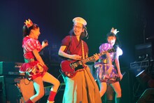 ゲスト参加でギターを弾いた人間椅子の和嶋慎治（中央）がかぶっているのは、ももクロオフィシャルファンクラブ「ANGEL EYES」入会特典のベレー帽。 (C)Ozzfest Japan