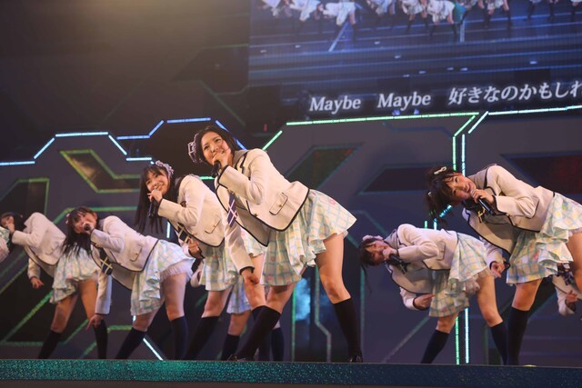 「言い訳Maybe」を披露するHKT48。（C)AKS