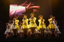 「掌が語ること」を披露するHKT48。（C)AKS