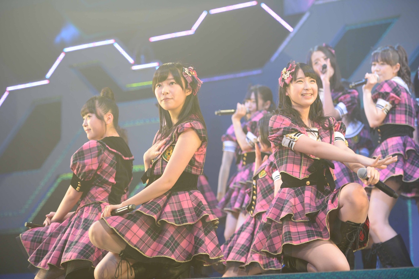 多田愛佳、指原莉乃、松岡菜摘（左から）。（C)AKS