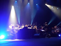 「虹色オーケストラ」神戸公演での事務員G（左）。