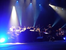 「虹色オーケストラ」神戸公演での事務員G（左）。