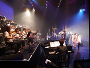 「ほころび」を歌う7人の歌い手と演奏者たち。