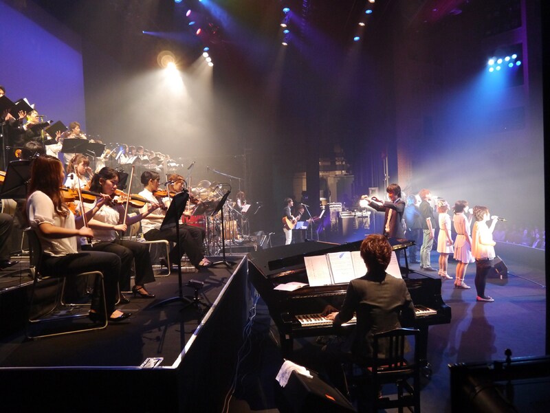 「ほころび」を歌う7人の歌い手と演奏者たち。