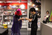 タワーレコードのスタッフにCDを渡すしのさきあさこ。