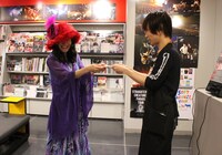 タワーレコードのスタッフにCDを渡すしのさきあさこ。