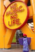 タワーレコード渋谷店前にたたずむしのさきあさこ。