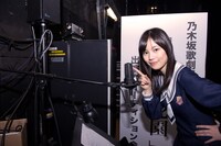 舞台裏に用意された影コーラス用のマイク。