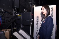 舞台裏に用意された影コーラス用のマイク。