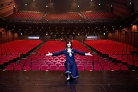 赤坂ACTシアターの客席を背に、舞台で記念撮影をする生田絵梨花。