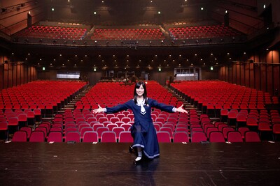 赤坂ACTシアターの客席を背に、舞台で記念撮影をする生田絵梨花。