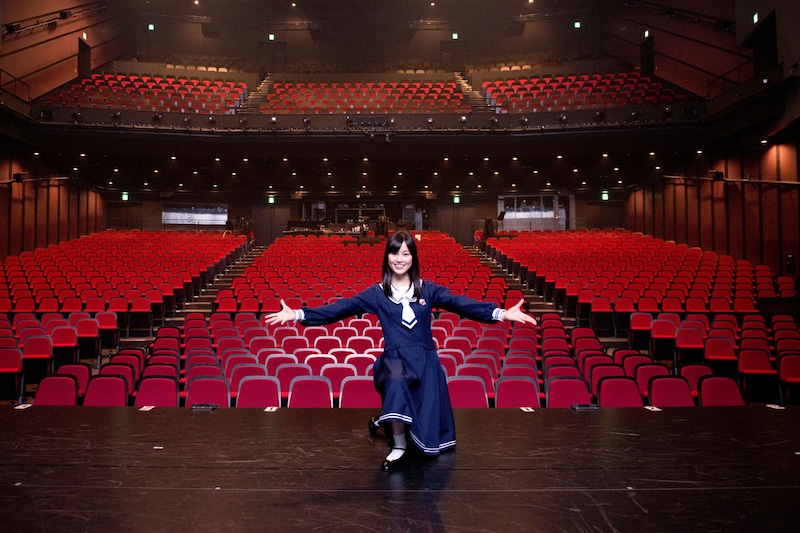 赤坂ACTシアターの客席を背に、舞台で記念撮影をする生田絵梨花。