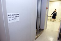 楽屋から少し離れた場所に用意された、翌日公演用の立候補用紙を投票する投票場。