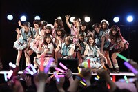 「チョコの奴隷」をパフォーマンスするSKE48。