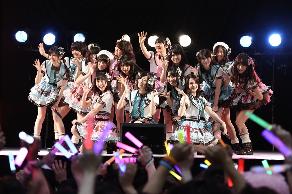「チョコの奴隷」をパフォーマンスするSKE48。