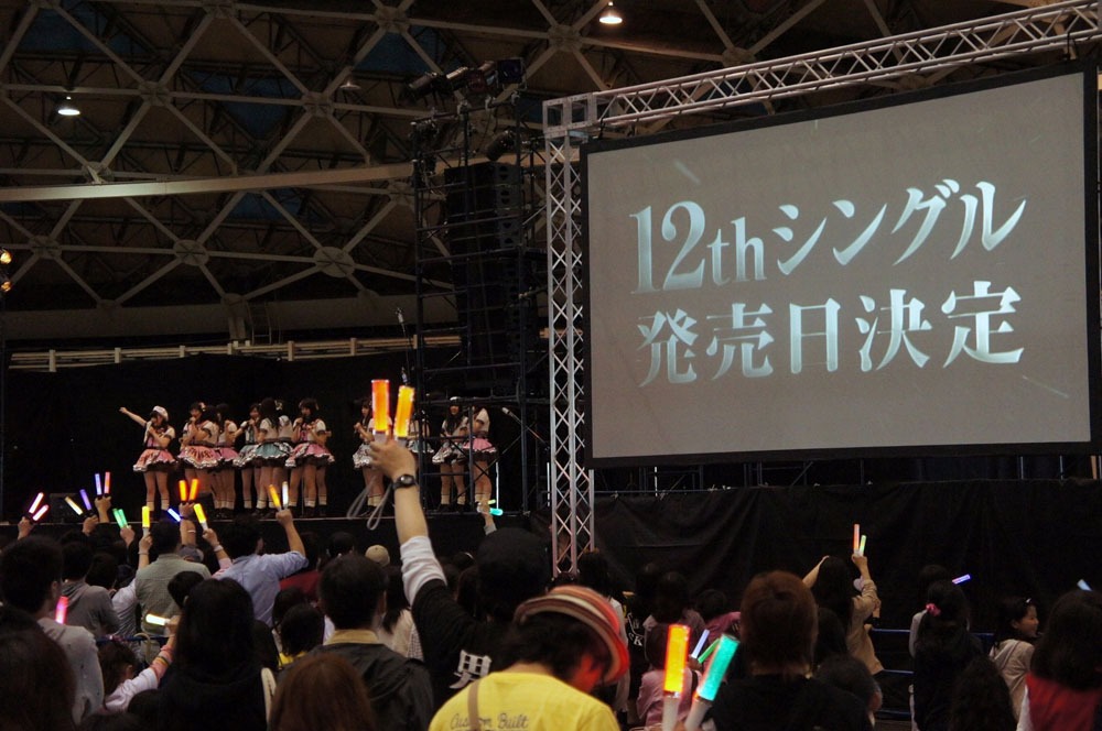 5月11日の11thシングル「チョコの奴隷」通常盤全国握手会で、ニューシングル発売決定が発表される瞬間。