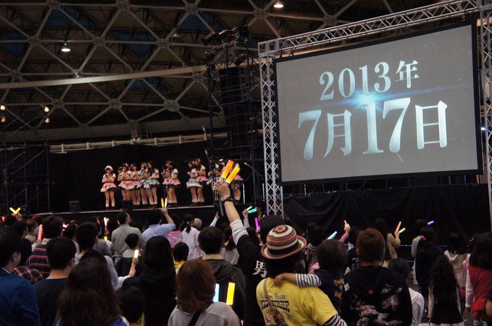 5月11日の11thシングル「チョコの奴隷」通常盤全国握手会で、ニューシングル発売決定が発表される瞬間。