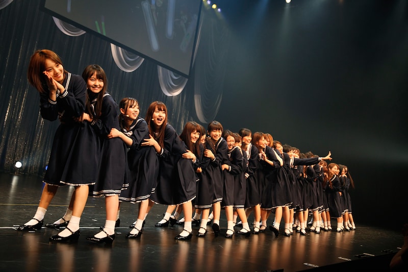 「16人のプリンシパル deux」ミニライブより、「おいでシャンプー」を披露する乃木坂46。