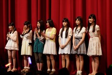 赤坂ACTシアターでファンに挨拶をする乃木坂46 2期生ヤングチーム。