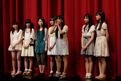 赤坂ACTシアターでファンに挨拶をする乃木坂46 2期生ヤングチーム。