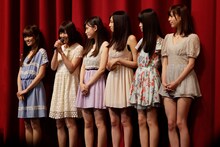 赤坂ACTシアターでファンに挨拶をする乃木坂46 2期生アダルトチーム。
