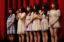 赤坂ACTシアターでファンに挨拶をする乃木坂46 2期生アダルトチーム。