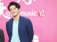 トーク収録時の小栗旬。