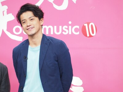 トーク収録時の小栗旬。