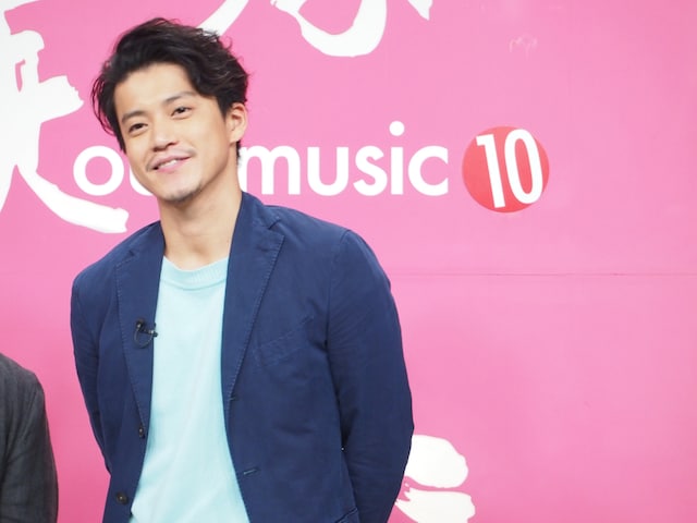 トーク収録時の小栗旬。