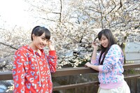 CM撮影の合間にお花見を楽しむ百田夏菜子（写真左）と佐々木彩夏（右）。