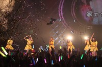 「キャンディー・ルーム」でテープを噴出する演出を行ったPASSPO☆。