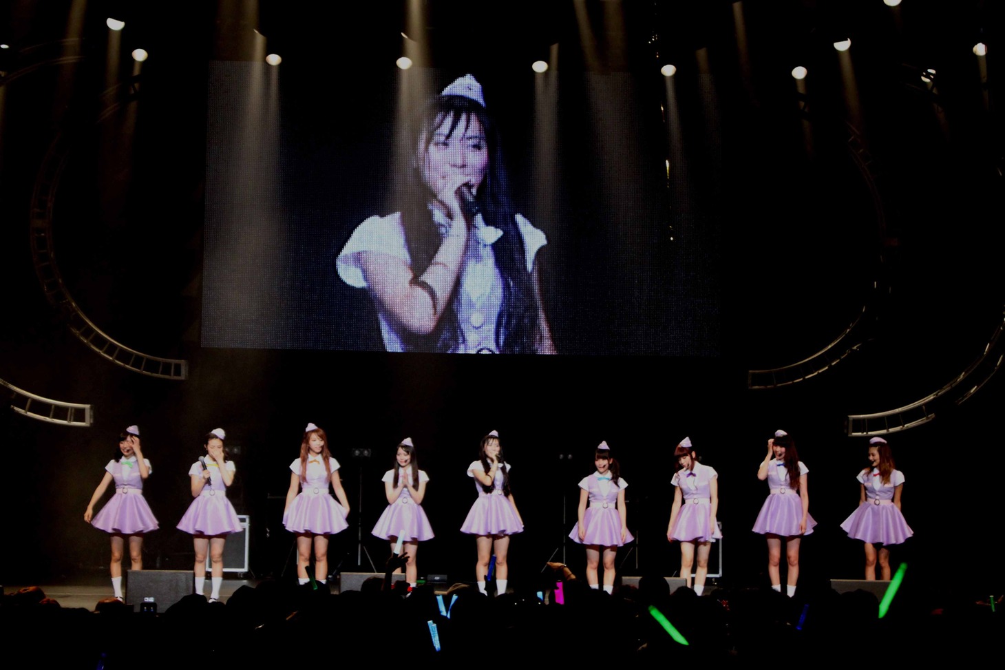 紫色の新衣装を披露したPASSPO☆。