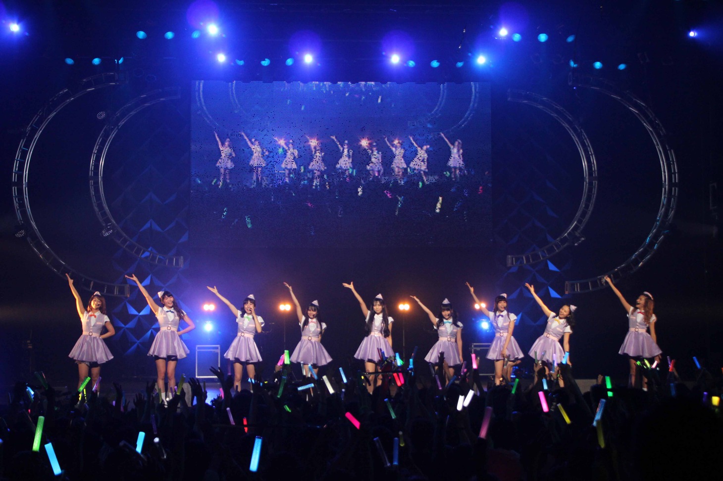 紫色の新衣装を披露したPASSPO☆。