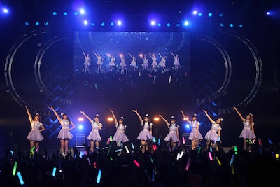 紫色の新衣装を披露したPASSPO☆。