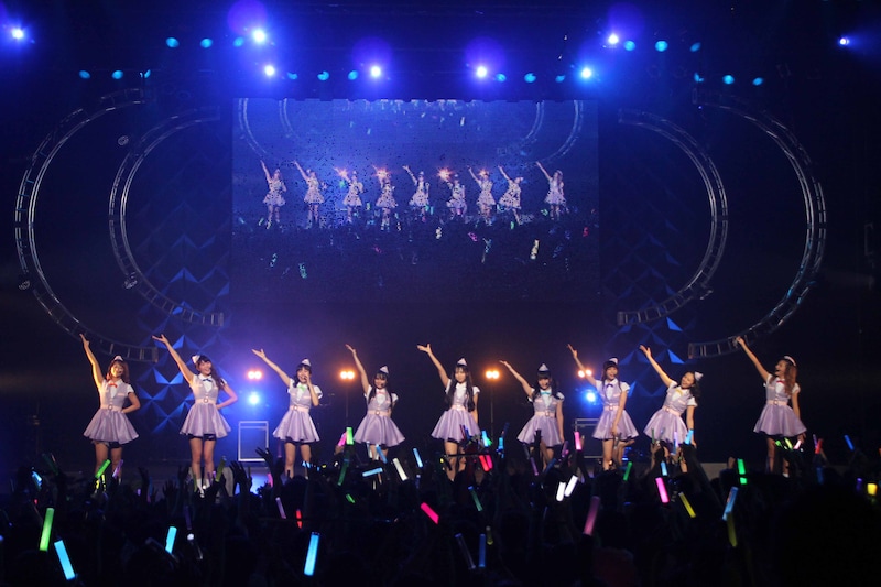 紫色の新衣装を披露したPASSPO☆。